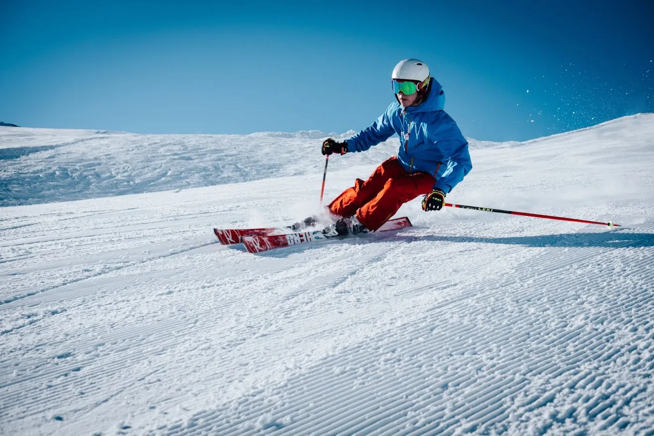 Settimana bianca: 5 consigli per tutelare le articolazioni ed evitare incidenti sugli sci 
