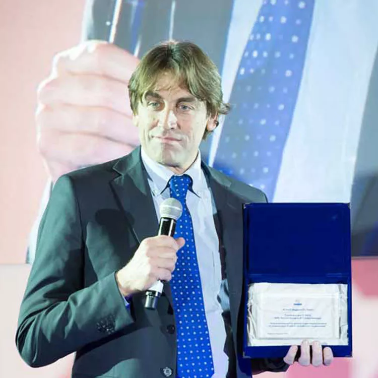 Il Prof. Ruggero De Paulis riceve una targa di riconoscimento